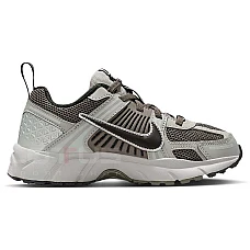ДЕТСКИ МАРАТОНКИ ЗА МОМЧЕ NIKE HF6999-010 VOMERO 5 BP СИВИ ДЕТСКИ МАРАТОНКИ ЗА МОМЧЕ NIKE HF6999-010 VOMERO 5 BP СИВИ