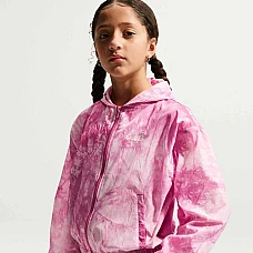 ДЕТСКО ГОРНИЩЕ ЗА МОМИЧЕ NIKE IF1731-641 NSW WVN TRACK JKT GFX РОЗОВО ДЕТСКО ГОРНИЩЕ ЗА МОМИЧЕ NIKE IF1731-641 NSW WVN TRACK JKT GFX РОЗОВО