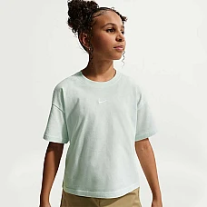 ДЕТСКА ТЕНИСКА ЗА МОМИЧЕ NIKE FZ5559-394 NSW TEE BOXY ESSNTL LBR БЛЕДОЗЕЛЕНА ДЕТСКА ТЕНИСКА ЗА МОМИЧЕ NIKE FZ5559-394 NSW TEE BOXY ESSNTL LBR БЛЕДОЗЕЛЕНА