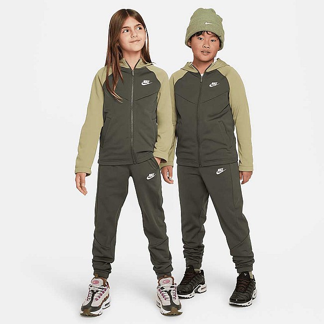 ДЕТСКИ СПОРТЕН ЕКИП ЗА МОМЧЕ NIKE NSW TRACKSUIT POLY HD FZ LBR МАСЛИНЕНО ЗЕЛЕН