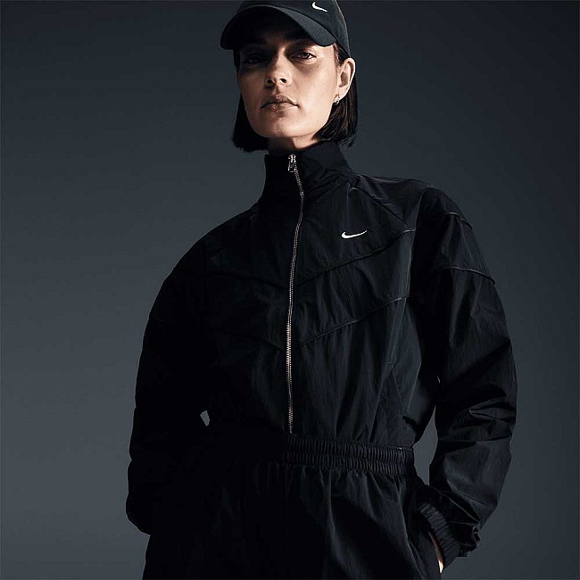 ДАМСКО ГОРНИЩЕ NIKE FV6304-010 NSW NK WR WVN UV FZ JKT ЧЕРНО