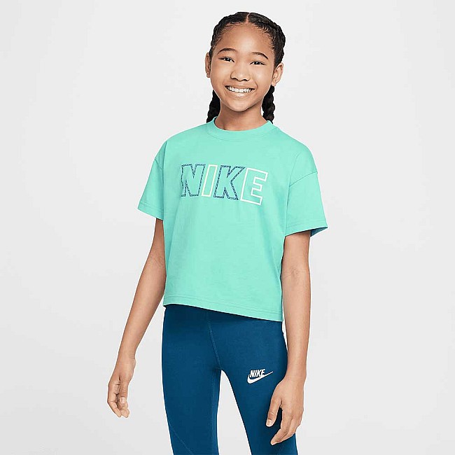 ДЕТСКА ТЕНИСКА ЗА МОМИЧЕ NIKE FZ5561-300 NSW TEE ESSENTIAL AOP ЗЕЛЕНА