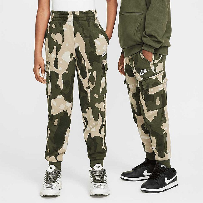 ДЕТСКО ДОЛНИЩЕ ЗА МОМЧЕ NIKE FZ5491-325 NSW CLUB FLC CRGO PNT CAMO ЗЕЛЕНО