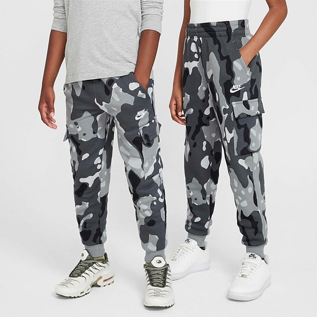 ДЕТСКО ДОЛНИЩЕ ЗА МОМЧЕ NIKE NSW CLUB FLC CRGO PNT CAMO СИВО/ЧЕРНО