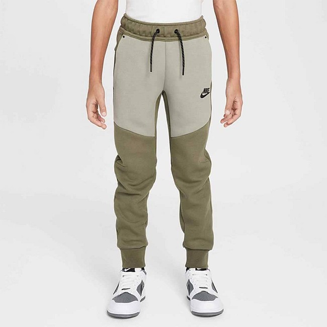 ДЕТСКО ДОЛНИЩЕ ЗА МОМЧЕ NIKE HV5869-222 NSW TCH FLC JGGR PD МАСЛИНЕНО ЗЕЛЕНО