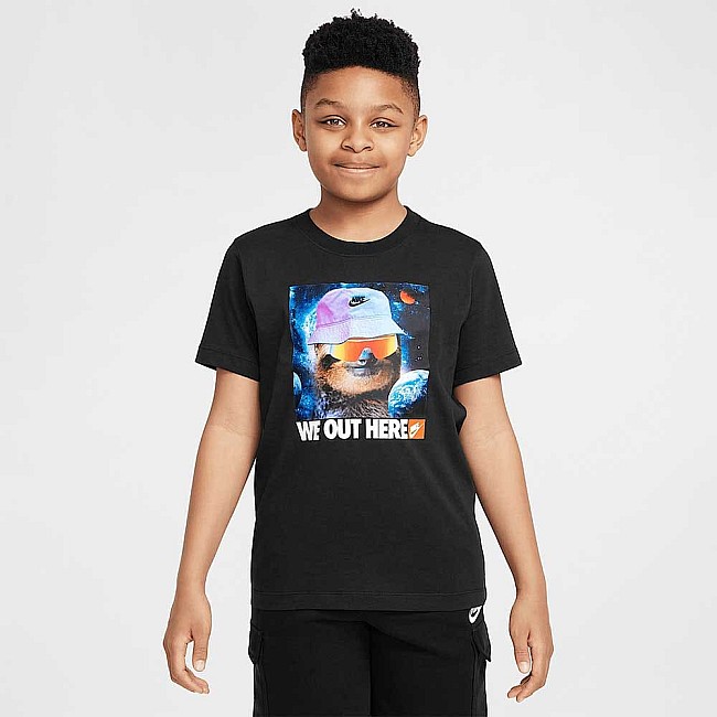 ДЕТСКА ТЕНИСКА ЗА МОМЧЕ NIKE HQ3228-010 NSW TEE TD SLOTH ЧЕРНА