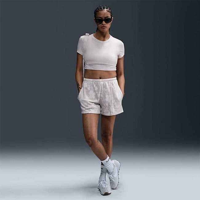 ДАМСКИ КЪСИ ПАНТАЛОНИ NIKE HQ5704-104 NSW CHLL FT MR 4IN AOP SHT БЕЖОВИ