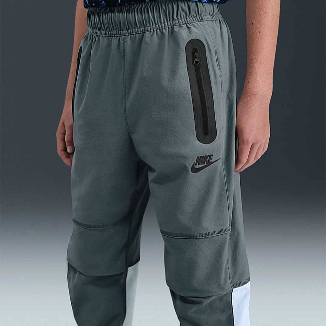 ДЕТСКО ДОЛНИЩЕ ЗА МОМЧЕ NIKE HQ8921-084 NSW TCH WVN PNT PD СИВО