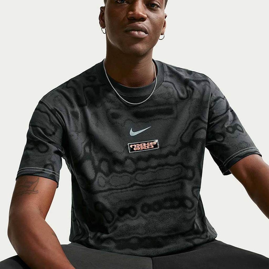 МЪЖКА ТЕНИСКА NIKE IH1367-070 NSW TEE LSE AM DAY AOP ТЪМНОСИВА