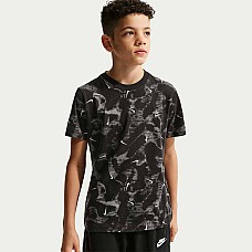 ДЕТСКА ТЕНИСКА ЗА МОМЧЕ NIKE II0458-010 NSW TEE HBR AOP ЧЕРНА ДЕТСКА ТЕНИСКА ЗА МОМЧЕ NIKE II0458-010 NSW TEE HBR AOP ЧЕРНА