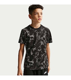 ДЕТСКА ТЕНИСКА ЗА МОМЧЕ NIKE II0458-010 NSW TEE HBR AOP ЧЕРНА
