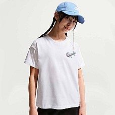 ДЕТСКА ТЕНИСКА ЗА МОМИЧЕ NIKE IR5190-100 NSW TEE BOY AIRBRUSH БЯЛА