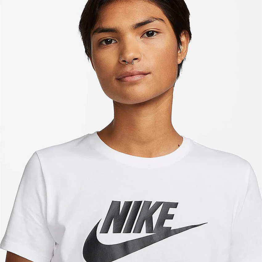ДАМСКА ТЕНИСКА NIKE NSW CLUB SS TEE ICN FTRA БЯЛА - Lotus Sport ДАМСКА ТЕНИСКА NIKE NSW CLUB SS TEE ICN FTRA БЯЛА
