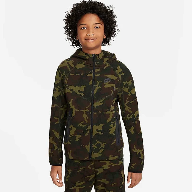 ДЕТСКО ГОРНИЩЕ ЗА МОМЧЕ NIKE NSW TCH FLC CAMO TOP ЧЕРНО/ТЪМНОЗЕЛЕНО