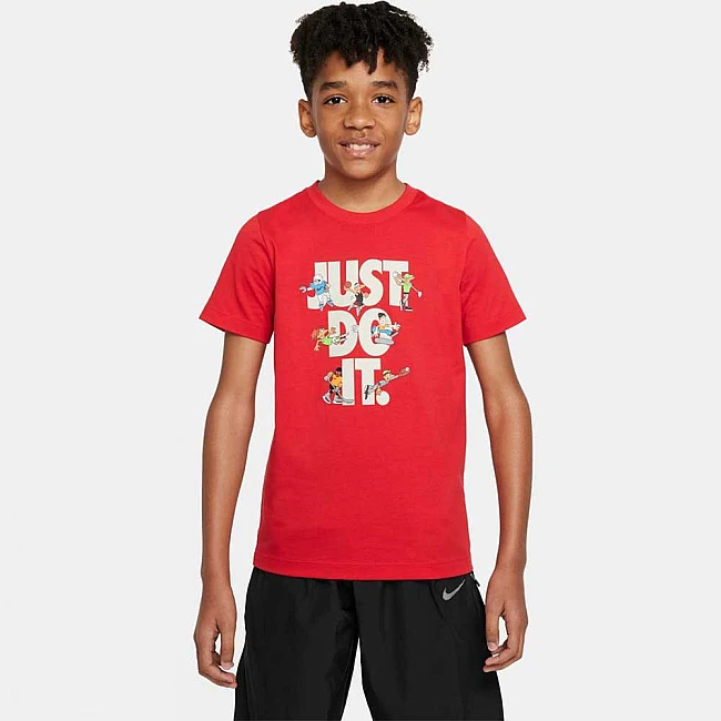 ДЕТСКА ТЕНИСКА ЗА МОМЧЕ NIKE NSW TEE JDI MULTI SPORT ЧЕРВЕНА