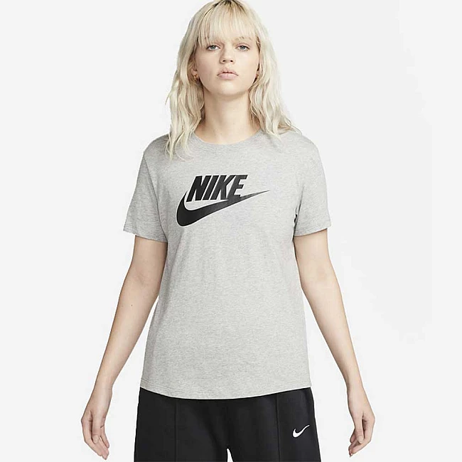 ДАМСКА ТЕНИСКА NIKE NSW CLUB SS TEE ICN FTRA СИВА - Lotus Sport ДАМСКА ТЕНИСКА NIKE NSW CLUB SS TEE ICN FTRA СИВА