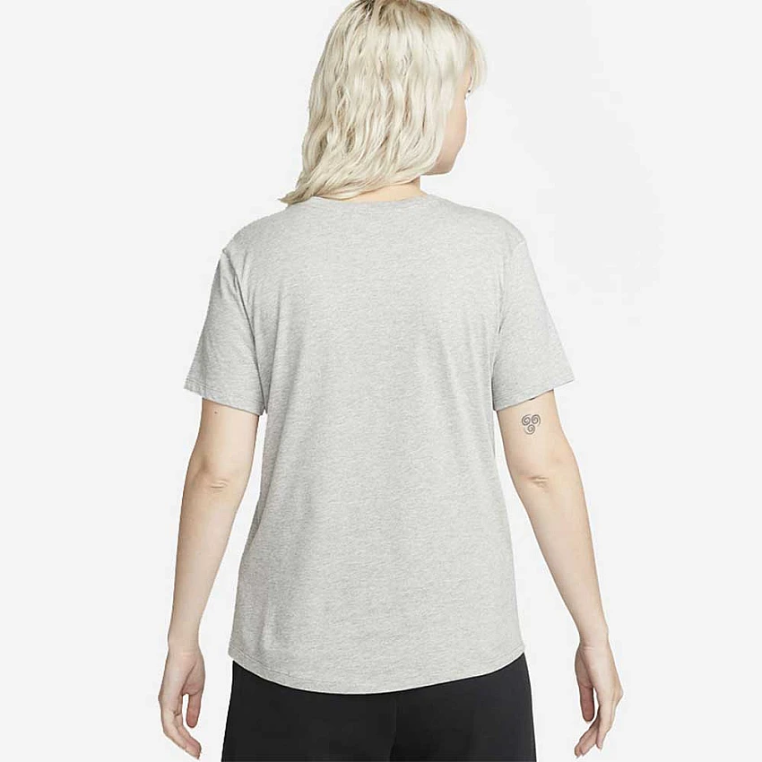 ДАМСКА ТЕНИСКА NIKE NSW CLUB SS TEE ICN FTRA СИВА - Lotus Sport ДАМСКА ТЕНИСКА NIKE NSW CLUB SS TEE ICN FTRA СИВА