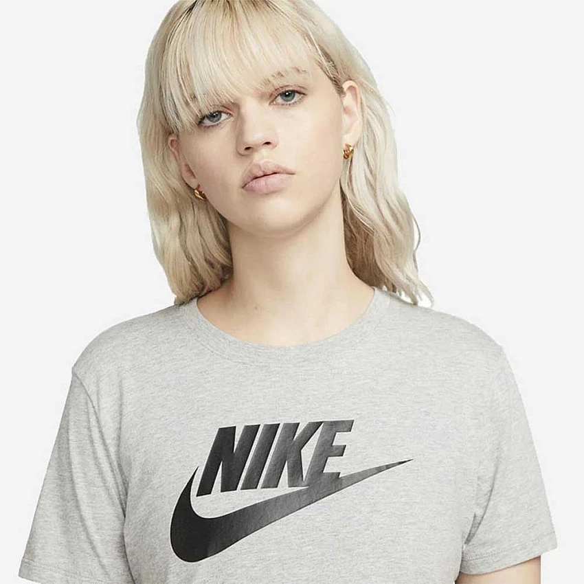 ДАМСКА ТЕНИСКА NIKE NSW CLUB SS TEE ICN FTRA СИВА - Lotus Sport ДАМСКА ТЕНИСКА NIKE NSW CLUB SS TEE ICN FTRA СИВА