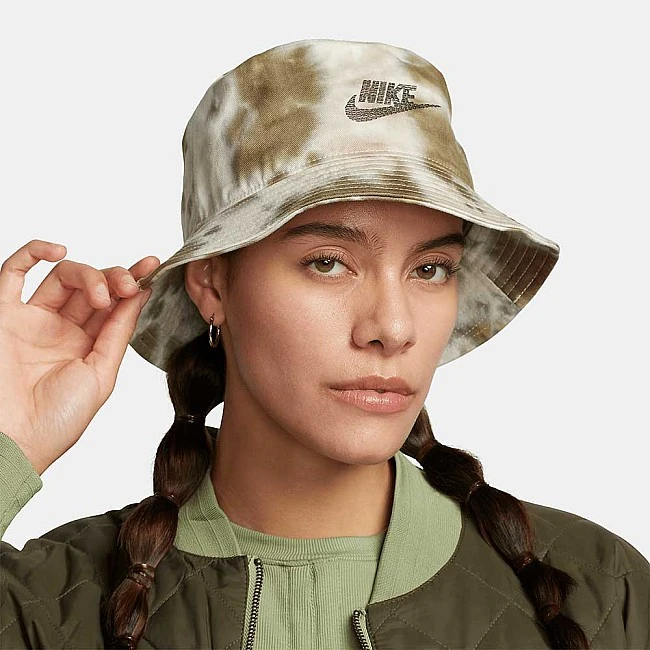 ШАПКА С ПЕРИФЕРИЯ NIKE APEX BUCKET SQ SPLSH L БЕЖОВА/ЗЕЛЕНА
