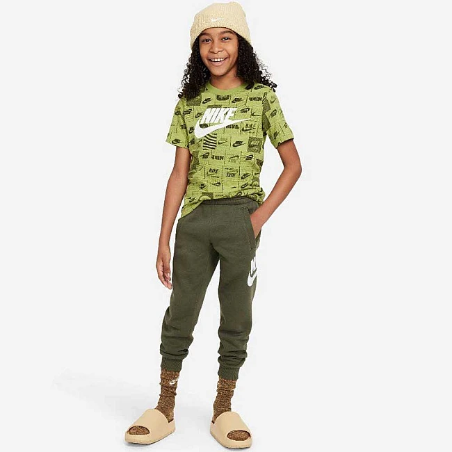 ДЕТСКА ТЕНИСКА ЗА МОМЧЕ NIKE NSW TEE CLUB SSNL AOP HBR ЗЕЛЕНА