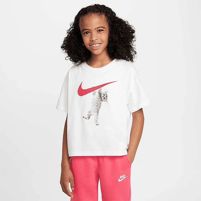 ДЕТСКА ТЕНИСКА ЗА МОМИЧЕ NIKE FZ5538-100 NSW TEE BOXY HANG IN THERE БЯЛА