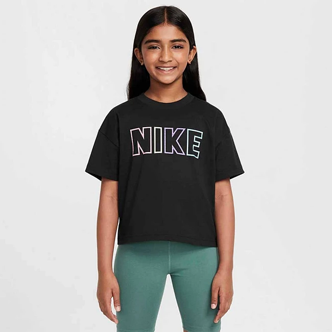 ДЕТСКА ТЕНИСКА ЗА МОМИЧЕ NIKE FZ5561-010 NSW TEE ESSENTIAL AOP ЧЕРНА