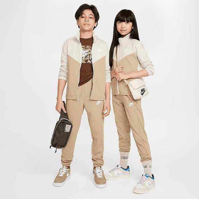 ДЕТСКИ СПОРТЕН ЕКИП NIKE FD3067-072 NSW TRACKSUIT POLY FZ HBR БЕЖОВ