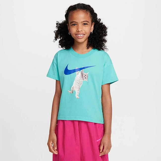 ДЕТСКА ТЕНИСКА ЗА МОМИЧЕ NIKE FZ5538-300 NSW TEE BOXY HANG IN THERE ЗЕЛЕНА