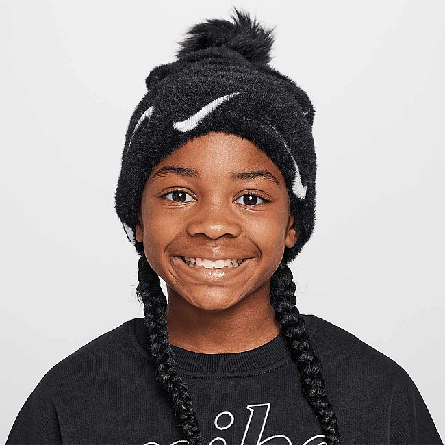 ДЕТСКА ЗИМНА ШАПКА NIKE FZ3062-010 PEAK BEANIE SC POM ЧЕРНА