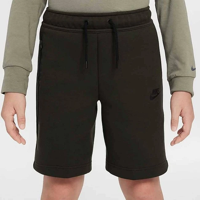ДЕТСКИ КЪСИ ПАНТАЛОНИ ЗА МОМЧЕ NIKE FD3289-355 NSW TECH FLC SHORT ТЪМНОЗЕЛЕНИ - Lotus Sport ДЕТСКИ КЪСИ ПАНТАЛОНИ ЗА МОМЧЕ NIKE FD3289-355 NSW TECH FLC SHORT ТЪМНОЗЕЛЕНИ