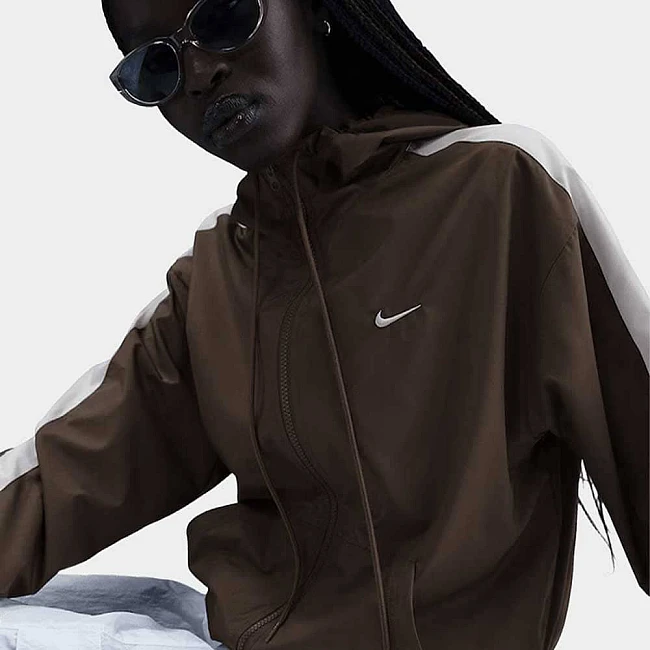 ДАМСКО ГОРНИЩЕ NIKE FV6298-004 NSW ESSNTL UV WVN JKT HD КАФЯВО