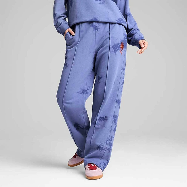 ДАМСКО ДОЛНИЩЕ PUMA 62981846 WARDROBE ESS FLORAL PACK WASHED STRAIGHT SWEATPANTS TR OP СИНЬО - Lotus Sport ДАМСКО ДОЛНИЩЕ PUMA 62981846 WARDROBE ESS FLORAL PACK WASHED STRAIGHT SWEATPANTS TR OP СИНЬО