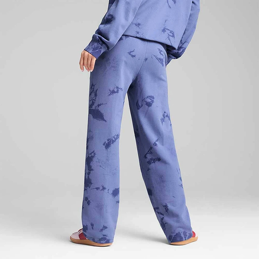 ДАМСКО ДОЛНИЩЕ PUMA 62981846 WARDROBE ESS FLORAL PACK WASHED STRAIGHT SWEATPANTS TR OP СИНЬО - Lotus Sport ДАМСКО ДОЛНИЩЕ PUMA 62981846 WARDROBE ESS FLORAL PACK WASHED STRAIGHT SWEATPANTS TR OP СИНЬО