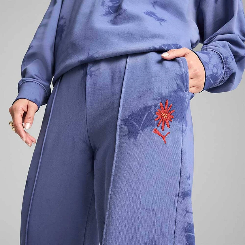 ДАМСКО ДОЛНИЩЕ PUMA 62981846 WARDROBE ESS FLORAL PACK WASHED STRAIGHT SWEATPANTS TR OP СИНЬО - Lotus Sport ДАМСКО ДОЛНИЩЕ PUMA 62981846 WARDROBE ESS FLORAL PACK WASHED STRAIGHT SWEATPANTS TR OP СИНЬО