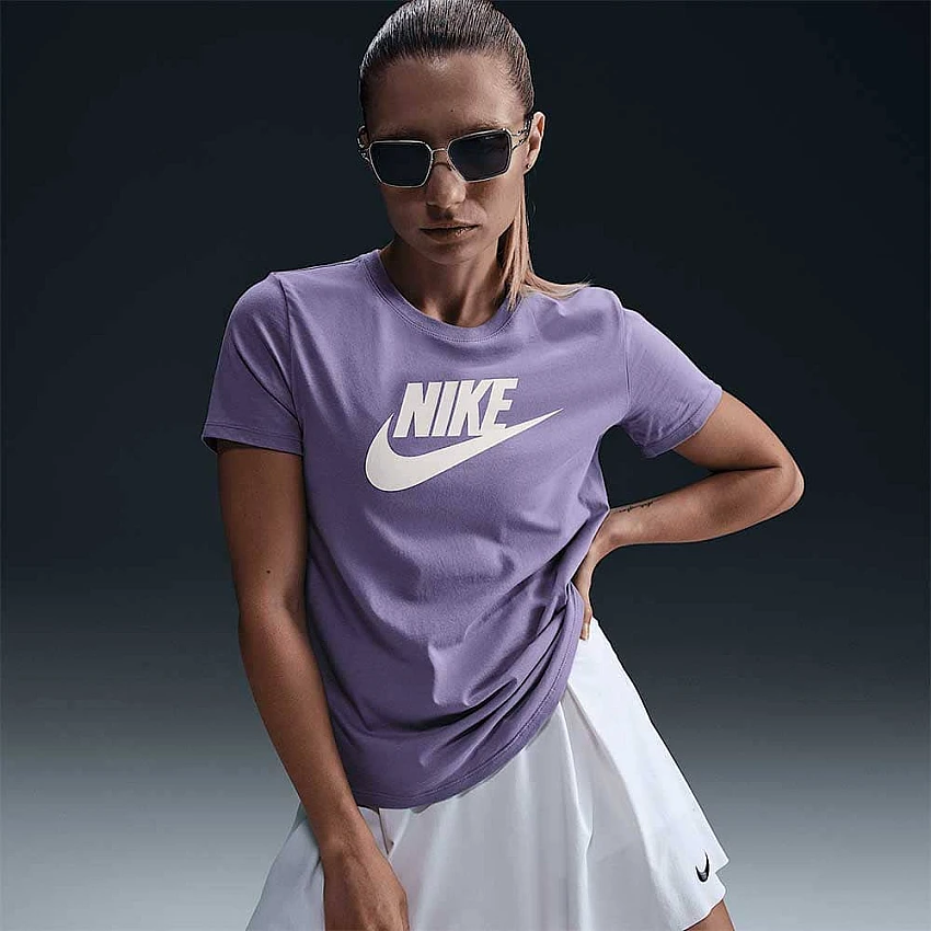 ДАМСКА ТЕНИСКА NIKE DX7906-527 NSW CLUB SS TEE ICN FTRA ЛИЛАВА - Lotus Sport ДАМСКА ТЕНИСКА NIKE DX7906-527 NSW CLUB SS TEE ICN FTRA ЛИЛАВА