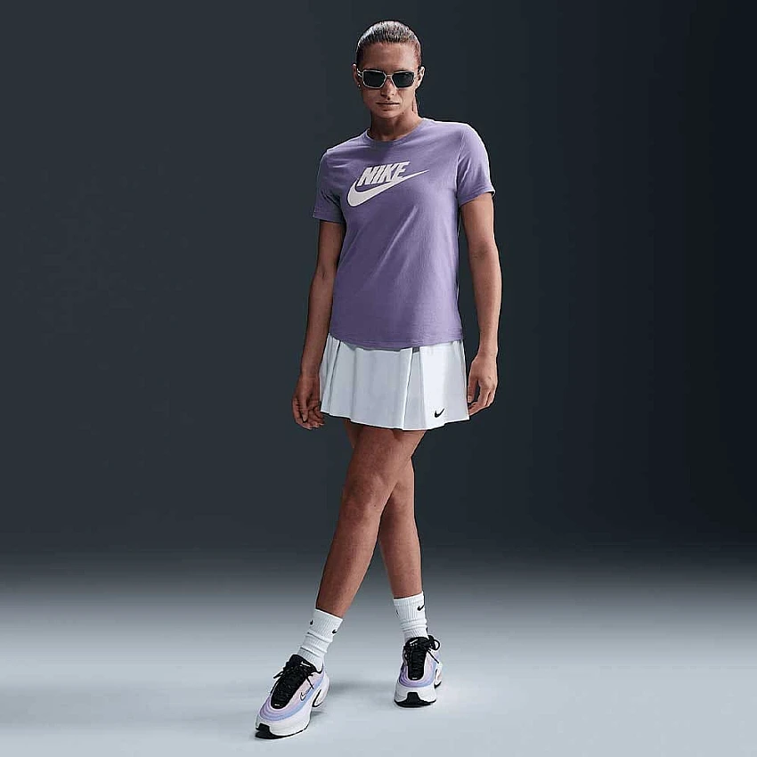 ДАМСКА ТЕНИСКА NIKE DX7906-527 NSW CLUB SS TEE ICN FTRA ЛИЛАВА - Lotus Sport ДАМСКА ТЕНИСКА NIKE DX7906-527 NSW CLUB SS TEE ICN FTRA ЛИЛАВА