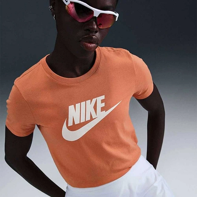 ДАМСКА ТЕНИСКА NIKE DX7906-828 NSW CLUB SS TEE ICN FTRA ОРАНЖЕВА - Lotus Sport ДАМСКА ТЕНИСКА NIKE DX7906-828 NSW CLUB SS TEE ICN FTRA ОРАНЖЕВА