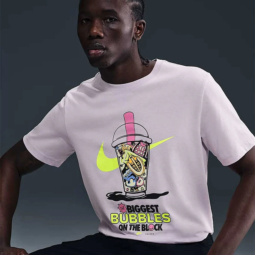 МЪЖКА ТЕНИСКА NIKE HJ0770-537 NSW TEE OC SOLE FOOD HBR БЛЕДОЛИЛАВА