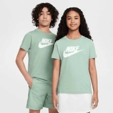 ДЕТСКА ТЕНИСКА ЗА МОМЧЕ NIKE FZ5178-037 NSW TEE FUTURA HBR БЛЕДОЗЕЛЕНА