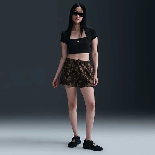 ДАМСКИ КЪСИ ПАНТАЛОНИ NIKE HQ5704-220 NSW CHLL FT MR 4IN AOP SHT КАФЯВИ