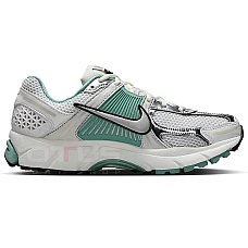 ДАМСКИ МАРАТОНКИ NIKE HF1877-101 ZOOM VOMERO 5 NEWS БЕЛИ