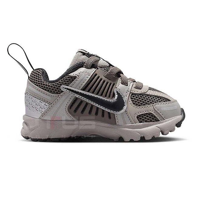 ДЕТСКИ МАРАТОНКИ ЗА МОМЧЕ NIKE HF7000-010 VOMERO 5 BT СИВИ