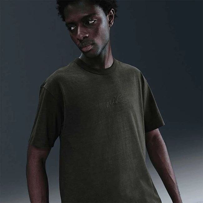 МЪЖКА ТЕНИСКА NIKE HQ9238-355 NSW TEE SSNL PRE ESS ТЪМНОЗЕЛЕНА