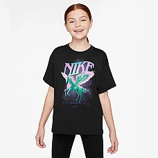 ДЕТСКА ТЕНИСКА ЗА МОМИЧЕ NIKE HV5725-010 NSW TKE FLGHT PHOTO TEE ЧЕРНА
