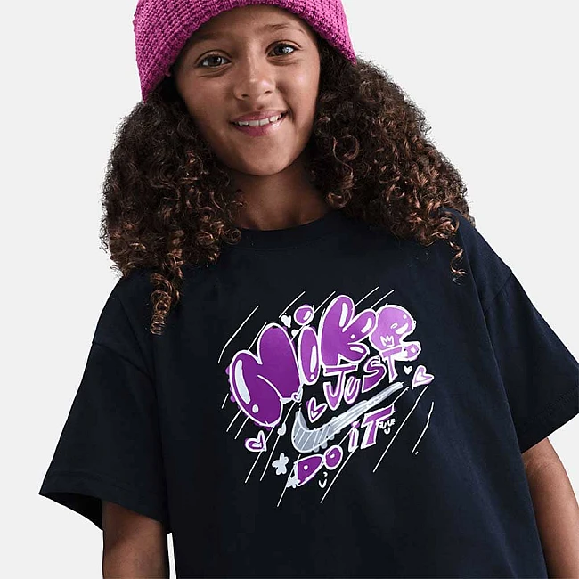 ДЕТСКА ТЕНИСКА ЗА МОМИЧЕ NIKE HV5724-010 NSW TEE ESSNTL DOODLE 2 ЧЕРНА