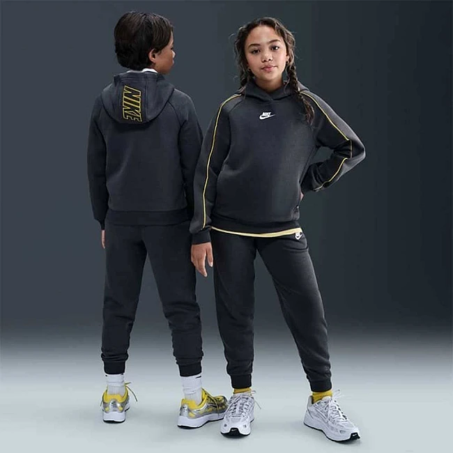 ДЕТСКИ СПОРТЕН ЕКИП ЗА МОМЧЕ NIKE HQ9318-060 NSW CLUB FLC HDY TRACKSUIT ТЪМНОСИВ