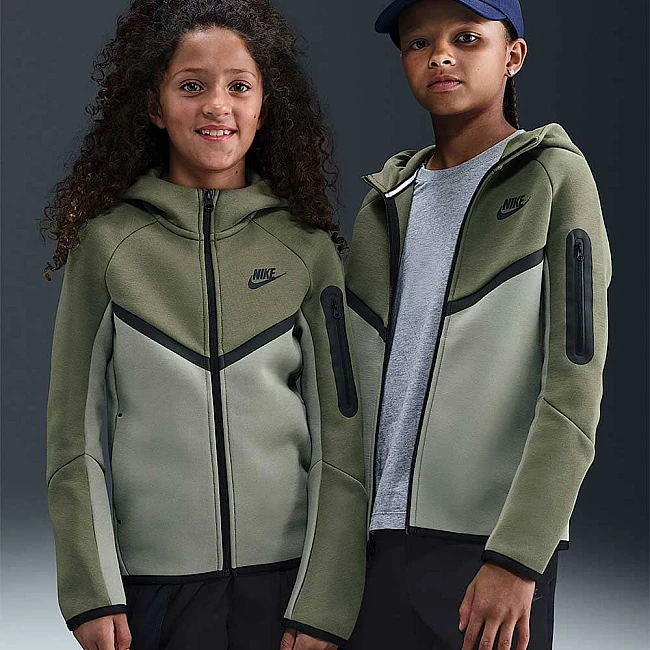 ДЕТСКО ГОРНИЩЕ ЗА МОМЧЕ NIKE HV5867-222 NSW TCH FLC FZ PD БЛЕДОЗЕЛЕНО/МАСЛИНЕНО ЗЕЛЕНО