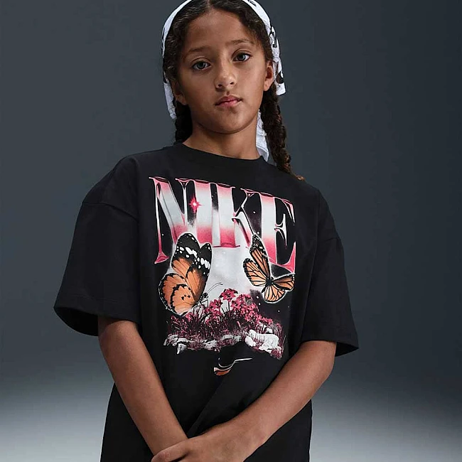 ДЕТСКА ТЕНИСКА ЗА МОМИЧЕ NIKE IF2536-010 NSW TEE BUTTRFLY OS ЧЕРНА