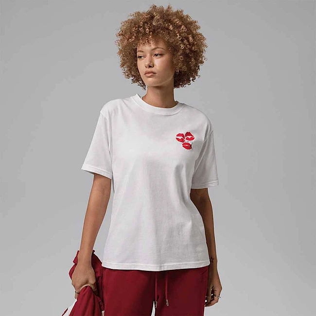 ДАМСКА ТЕНИСКА NIKE IF0797-100 JORDAN FLT SS GF GFX TEE KISS БЯЛА