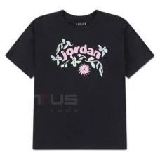 ДЕТСКА ТЕНИСКА ЗА МОМИЧЕ NIKE 45F489-023 JORDAN PUFF FLORAL ЧЕРНА ДЕТСКА ТЕНИСКА ЗА МОМИЧЕ NIKE 45F489-023 JORDAN PUFF FLORAL ЧЕРНА